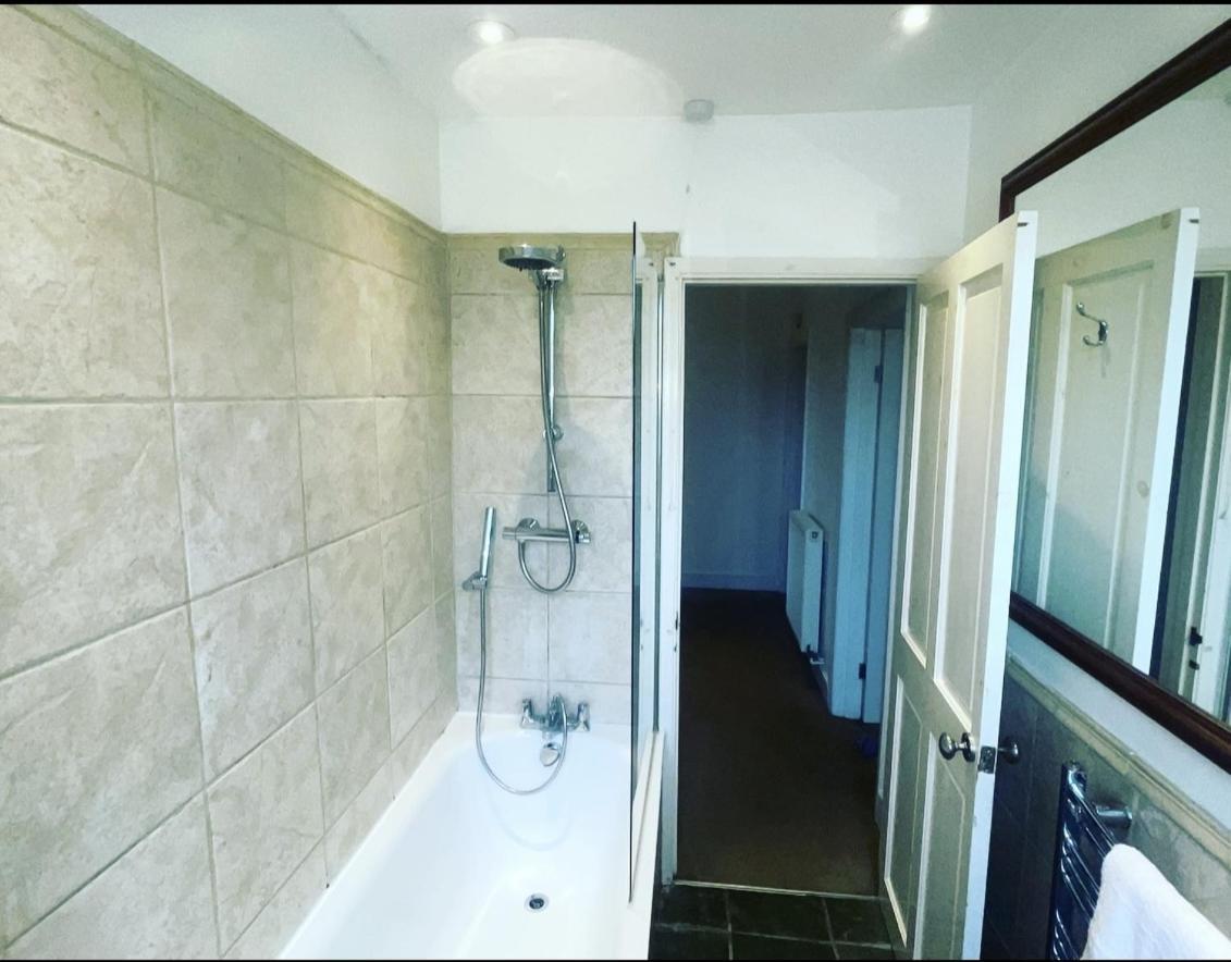 Luxury 1-Bed Apartment With Stunning City Views Perfect For Short Stays In Londres Exterior foto