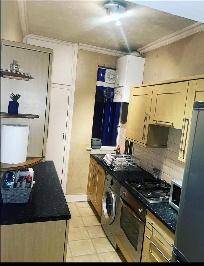 Luxury 1-Bed Apartment With Stunning City Views Perfect For Short Stays In Londres Exterior foto